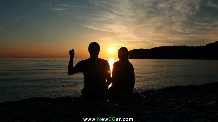 日落时分并肩坐在海滩边的浪漫恋人实拍素材,romantic